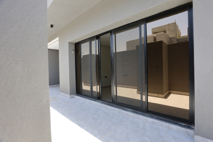 Contracting l07a9089